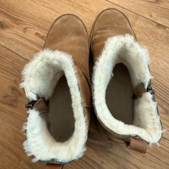 UGG Classic Mini Boots – Size 8, Fur Lined - Picture 6 of 9